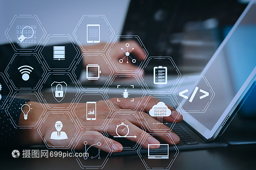 軟件開發(fā)者的編碼工作與強化的現(xiàn)實儀表板計算機圖標有關這些包括機敏的系統(tǒng)開發(fā)代碼叉和網(wǎng)絡安全反應的版本商人手與筆記本電腦一起工作